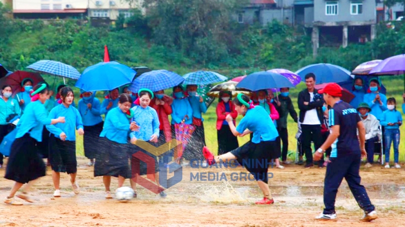 2022-10_lễ hội Mùa vàng miền soóng cọ 2022- cô gái Sán Chỉ thi đấu bóng đá nữ. Ảnh: Hà Phong