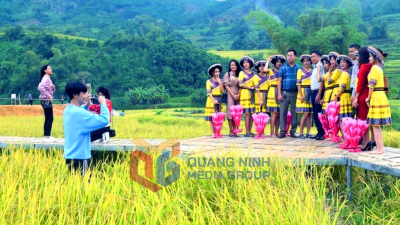 2022-10_Lễ hội Mùa vàng miền soóng cọ 2022- Chụp ảnh check-in giữa không gian tuyệt đẹp của mùa vàng. Ảnh: Hà Phong