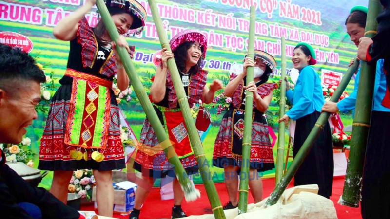 2022-10_lễ hội Mùa vàng miền soóng cọ 2022- Du khách hòa mình vào các sinh hoạt văn hóa trong lễ hội. Ảnh: Hà Phong