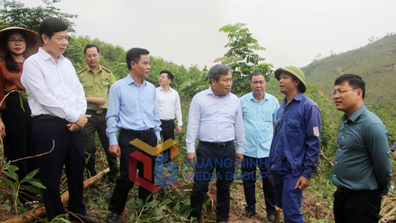 Đồng chí Vũ Đại Thắng, Ủy viên Trung ương Đảng, Bí thư Tỉnh ủy, thăm hỏi, động viên hộ gia đình có diện tích đất rừng bị thiệt hại do bão số 3 (11-2024). Ảnh: Mạnh Trường