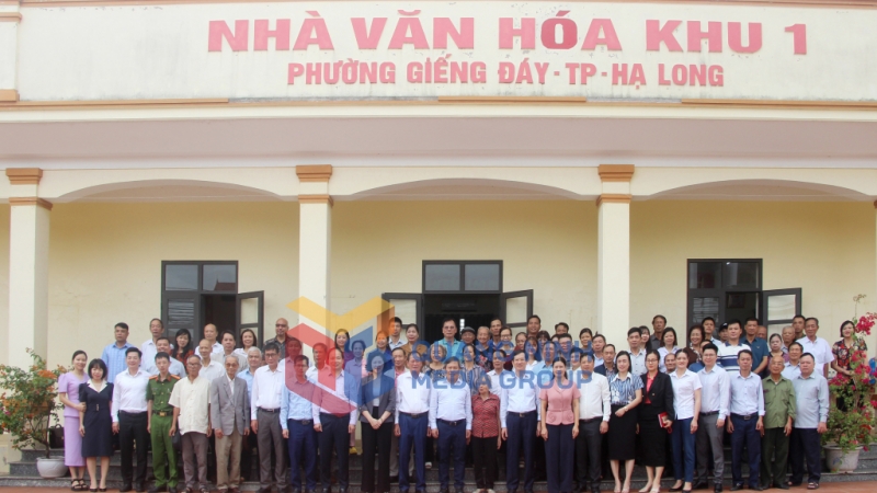 Đồng chí Bí thư Tỉnh ủy Vũ Đại Thắng cùng các đồng chí lãnh đạo TP Hạ Long chụp ảnh lưu niệm với đảng viên Chi bộ khu phố 1, phường Giếng Đáy, TP Hạ Long (11-2024). Ảnh: Mạnh Trường