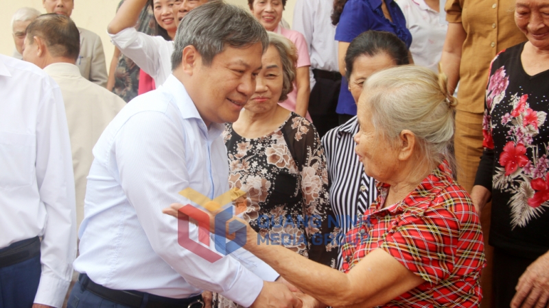 Đồng chí Vũ Đại Thắng, Ủy viên Trung ương Đảng, Bí thư Tỉnh ủy, trao đổi cùng các đảng viên Chi bộ khu phố 1, phường Giếng Đáy, TP Hạ Long (11-2024). Ảnh: Mạnh Trường