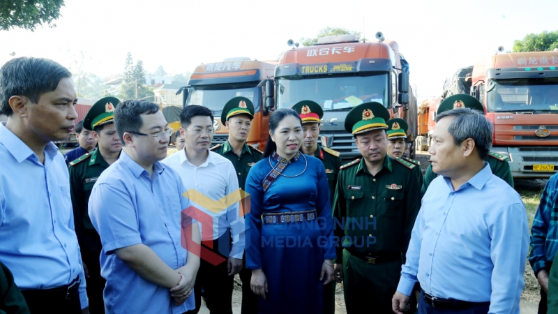 Đồng chí Bí thư Tỉnh ủy giao nhiệm vụ cho các lực lượng làm nhiệm vụ tại Cửa khẩu Hoành Mô (11-2024). Ảnh: Mạnh Trường
