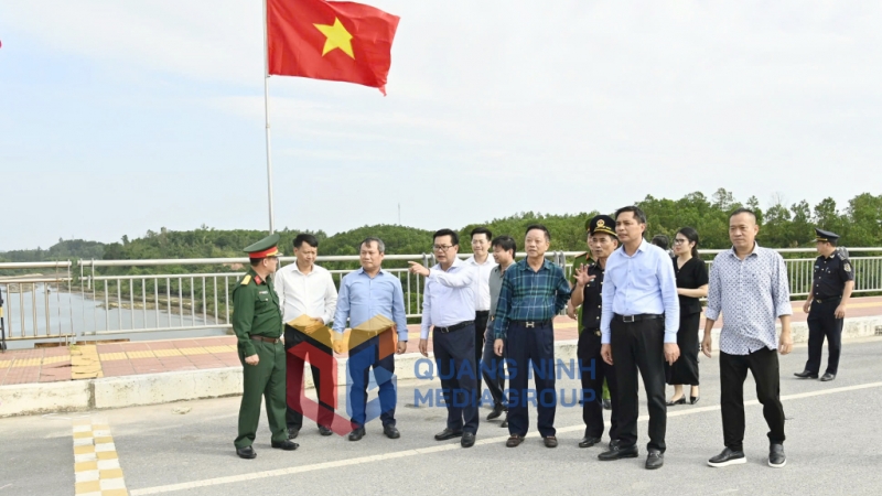 Đồng chí Bí thư Tỉnh ủy kiểm tra tại cửa khẩu Bắc Luân 2 (11-2024). Ảnh: Mạnh Trường