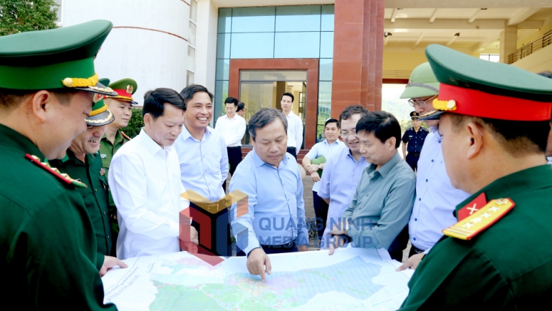 Đồng chí Bí thư Tỉnh ủy cùng đoàn công tác kiểm tra tại Cửa khẩu Bắc Phong Sinh (huyện Hải Hà) (11-2024). Ảnh: Mạnh Trường