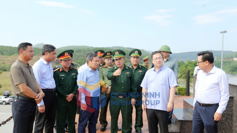 Đồng chí Bí thư Tỉnh ủy kiểm tra tại khu vực lối mở cầu phao Km3+4 (TP Móng Cái) (11-2024). Ảnh: Mạnh Trường