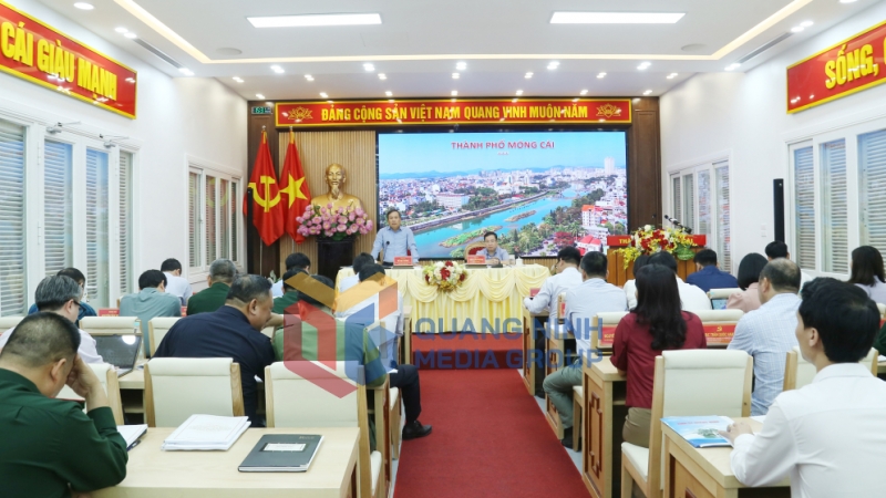 Đồng chí Bí thư Tỉnh ủy phát biểu chỉ đạo tại buổi làm việc với Ban Thường vụ Thành ủy Móng Cái (11-2024). Ảnh: Mạnh Trường