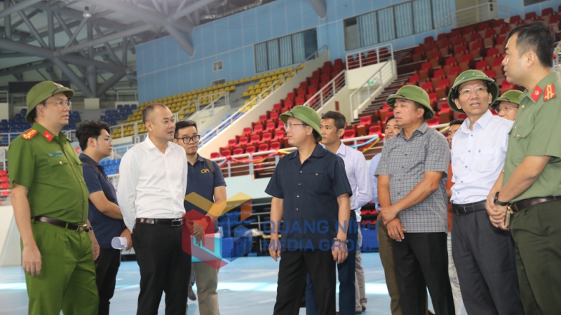 Đồng chí Chủ tịch UBND tỉnh kiểm tra khu vực sân bãi tổ chức Giải Taekwondo Cảnh sát châu Á (11-2024). Ảnh: Đỗ Phương