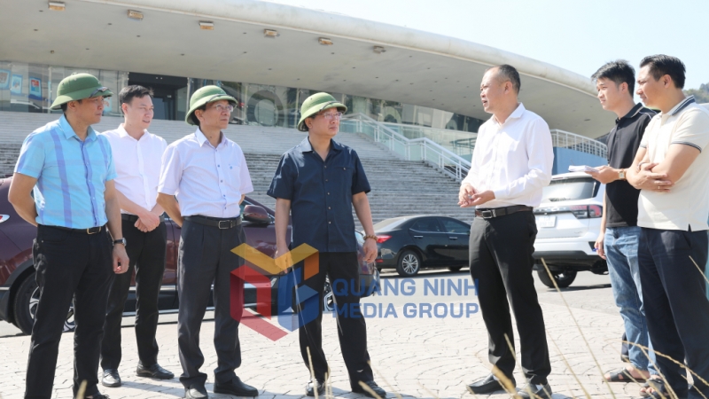 Chủ tịch UBND tỉnh nghe đại diện lãnh đạo Ban QLDA Đầu tư, xây dựng các công trình dân dụng và công nghiệp tỉnh báo cáo công tác chuẩn bị sửa chữa Cung Quy hoạch, hội chợ và triển lãm (11-2024). Ảnh: Đỗ Phương