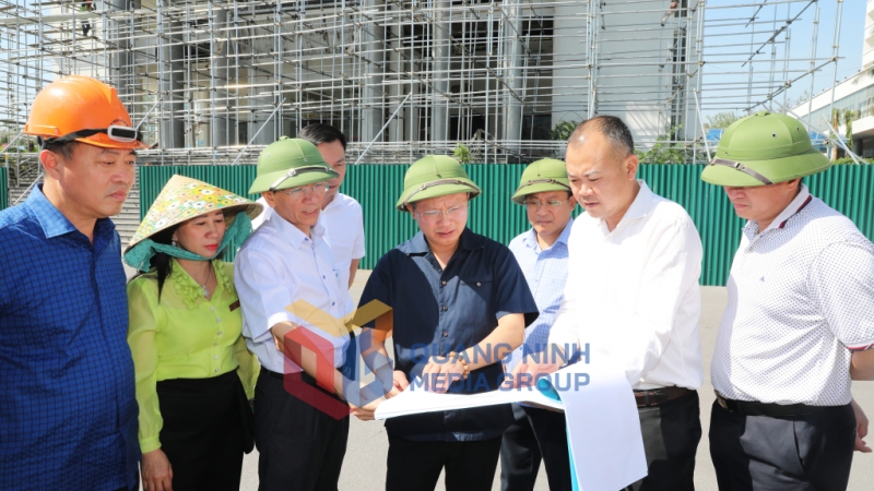 Chủ tịch UBND tỉnh kiểm tra công tác khắc phục, sửa chữa tại Trung tâm Tổ chức hội nghị tỉnh (11-2024). Ảnh: Đỗ Phương