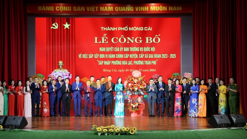 2024-11_Móng Cái Công bố Nghị quyết của Ủy ban Thường vụ Quốc hội về sáp nhập phường Trần Phú và phường Hòa Lạc- Lãnh đạo TP Móng Cái tặng hoa chúc mừng. Ảnh: Hữu Việt