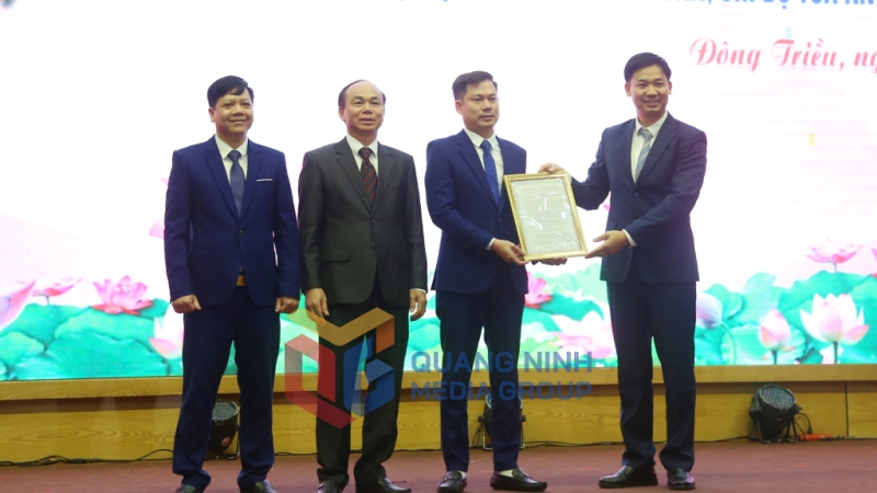 Đồng chí Nguyễn Văn Công, Bí thư Thành ủy Đông Triều trao quyết định thành lập Đảng bộ phường Đức Chính (11-2024). Ảnh: Nguyễn Thanh