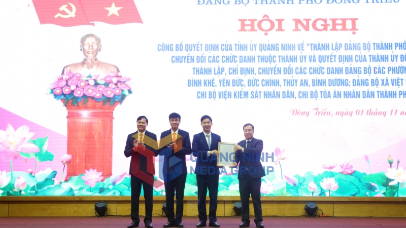 Đồng chí Đặng Xuân Phương, Phó Bí thư Tỉnh ủy, Trưởng Đoàn ĐBQH tỉnh trao Quyết định của Ban Chấp hành Đảng bộ tỉnh về thành lập Đảng bộ TP Đông Triều (11-2024). Ảnh: Nguyễn Thanh