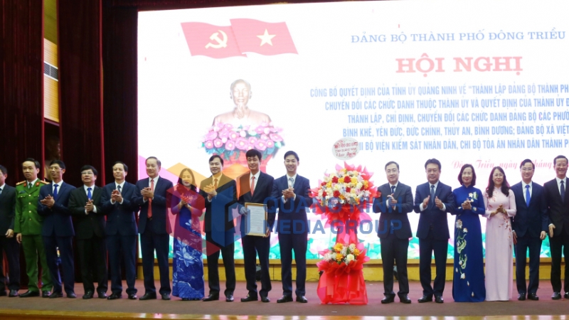 Các đồng chí lãnh đạo tỉnh tặng hoa chúc mừng Ban Thường vụ Thành ủy Đông Triều (11-2024). Ảnh: Nguyễn Thanh