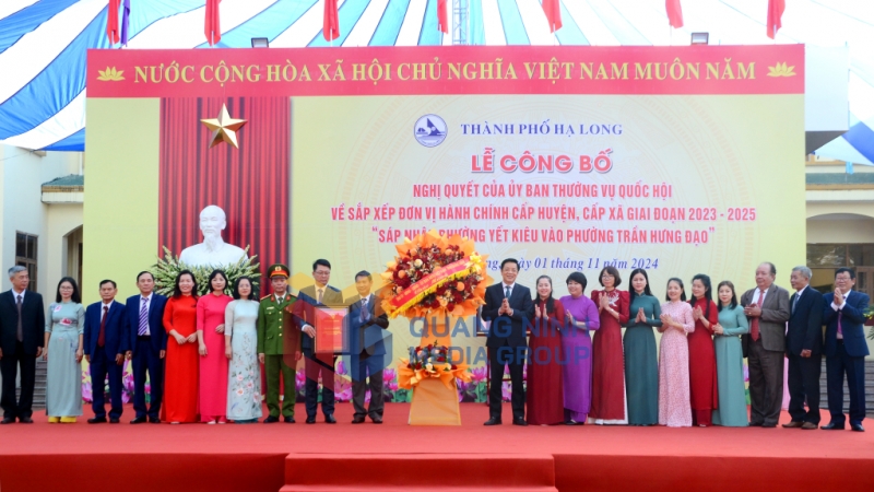 Đồng chí Nguyễn Văn Hồi, Trưởng Ban Dân vận Tỉnh ủy, Chủ tịch Ủy ban MTTQ tỉnh trao Nghị quyết số 1199/NQ-UBTVQH15 ngày 28/9/2024 của Ủy ban Thường vụ Quốc hội và tặng hoa chúc mừng (11-2024). Ảnh: Hoàng Nga