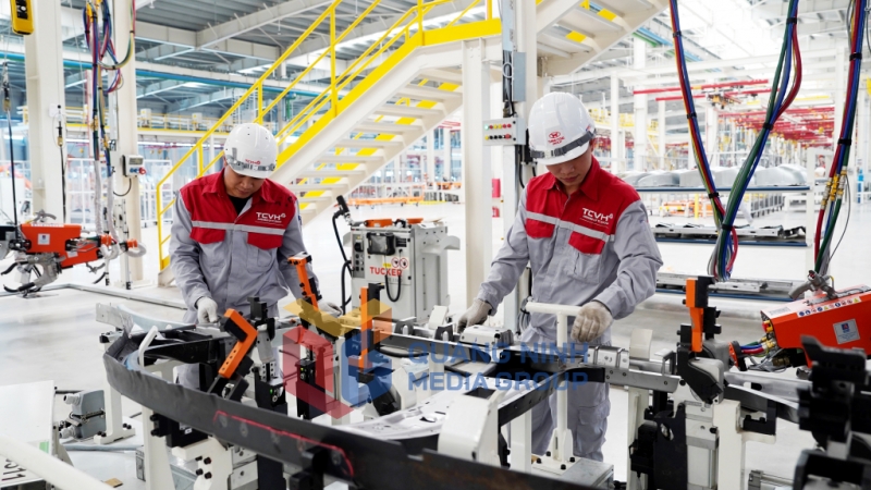 Các chuyên gia căn chỉnh, vận hành thử nghiệm thiết bị Nhà máy ô tô Thành Công Việt Hưng (8-2024). Ảnh: Đỗ Phương