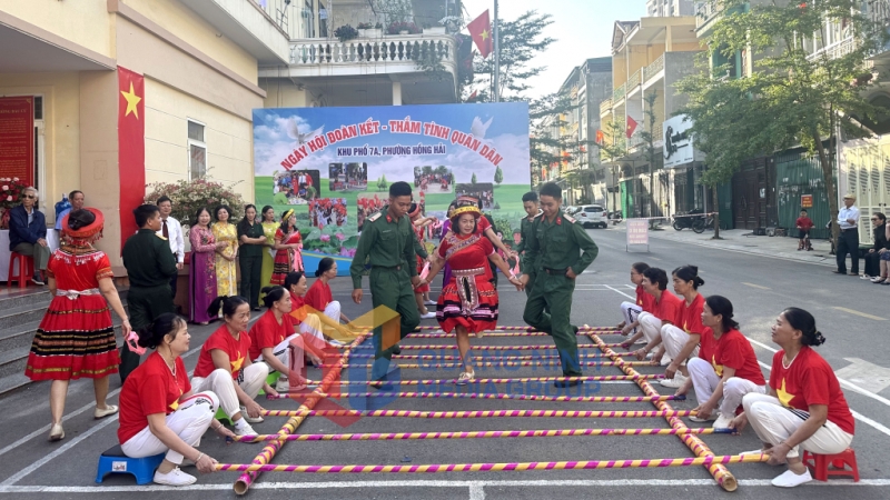 2024-11_Quân và dân khu phố 7A, phường Hồng Hải, TP Hạ Long vui mừng đón Ngày hội Đại đoàn kết toàn dân tộc trong điệu nhảy sạp. Ảnh: Cao Quỳnh