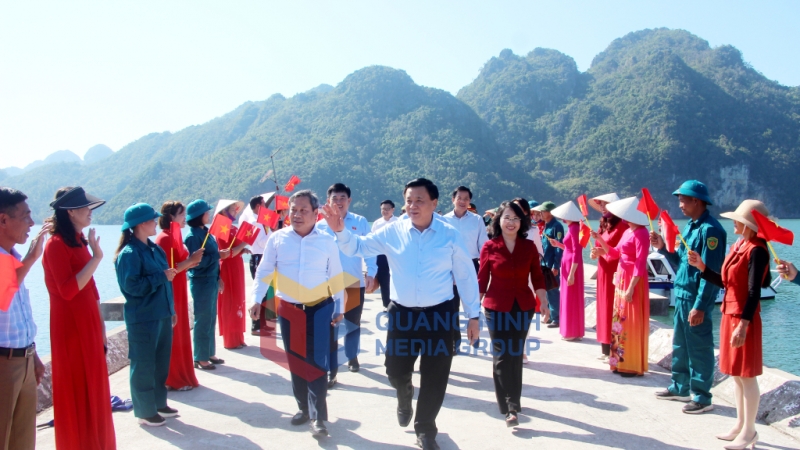 Cán bộ, đảng viên và nhân dân xã Bản Sen chào đón đồng chí Nguyễn Xuân Thắng cùng đoàn công tác (11-2024). Ảnh: Mạnh Trường