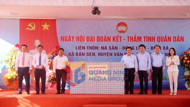 Đồng chí Nguyễn Xuân Thắng, Ủy viên Bộ Chính trị, Giám đốc Học viện chính trị quốc gia Hồ Chí Minh, Chủ tịch Hội đồng lý luận Trung ương, ĐBQH tỉnh, tặng quà cho Đảng ủy, HĐND, UBND xã Bản Sen (11-2024). Ảnh: Mạnh Trường