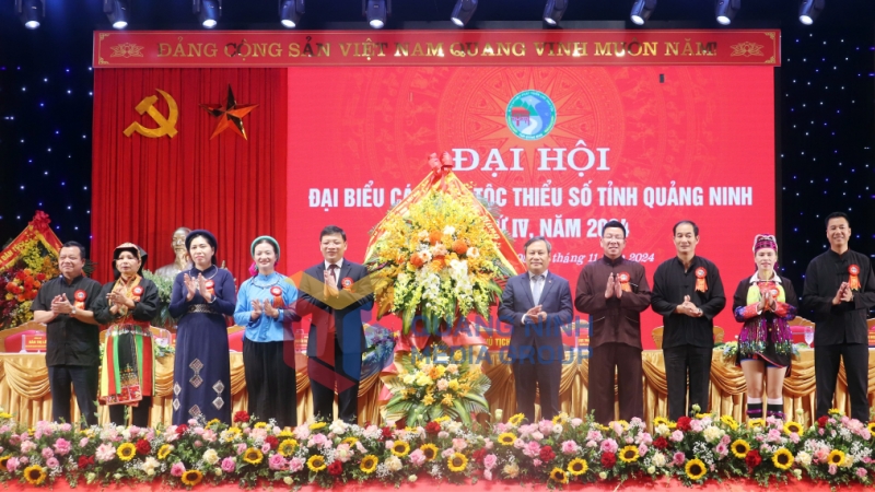 Đồng chí Vũ Đại Thắng, Ủy viên BCH Trung ương Đảng, Bí thư Tỉnh ủy, thay mặt Tỉnh ủy, HĐND, UBND, Ủy ban MTTQ tỉnh, tặng hoa chúc mừng Đại hội (11-2024). Ảnh: Trúc Linh