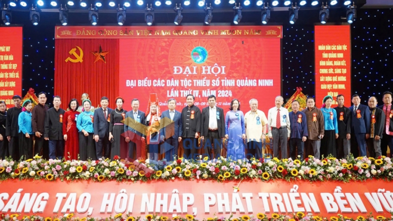 Các đồng chí lãnh đạo Trung ương, tỉnh chụp ảnh lưu niệm với các đại biểu đồng bào DTTS (11-2024). Ảnh: Trúc Linh
