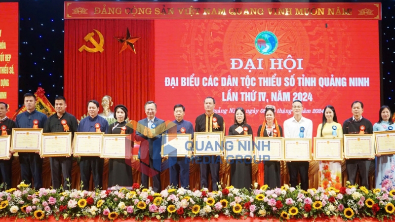 Đồng chí Cao Tường Huy, Chủ tịch UBND tỉnh, trao Bằng khen của UBND tỉnh cho các tập thể có thành tích xuất sắc đóng góp vào sự phát triển KT-XH vùng đồng bào DTTS và miền núi tỉnh Quảng Ninh giai đoạn 2019-2024 (11-2024). Ảnh: Trúc Linh