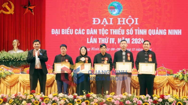 Đồng chí Y Thông, Thứ trưởng, Phó Chủ nhiệm Ủy ban Dân tộc, trao Bằng khen cho các tập thể, cá nhân có thành tích xuất sắc trong công tác dân tộc tỉnh (11-2024). Ảnh: Trúc Linh