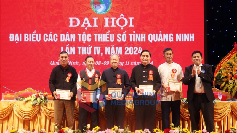 Đồng chí Y Thông, Thứ trưởng, Phó Chủ nhiệm Ủy ban Dân tộc, trao Kỷ niệm chương “Vì sự nghiệp phát triển các dân tộc” cho các cá nhân tiêu biểu (11-2024). Ảnh: Trúc Linh