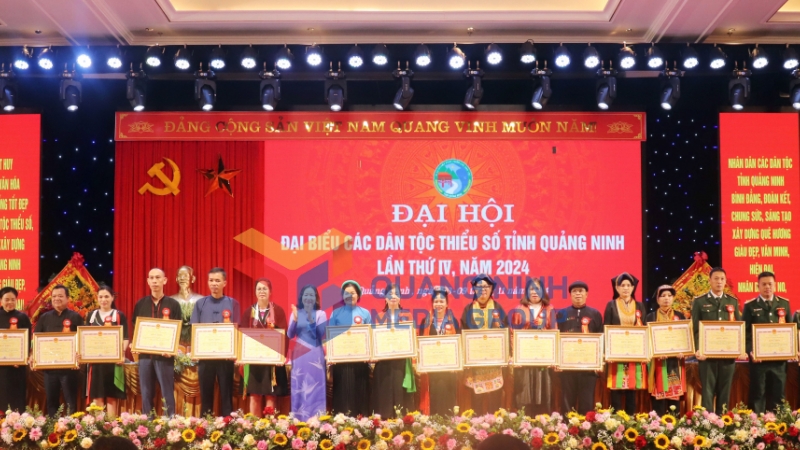 Đồng chí Vi Ngọc Bích, Phó Chủ tịch Thường trực HĐND tỉnh, trao Bằng khen của UBND tỉnh cho các cá nhân có thành tích xuất sắc đóng góp vào sự phát triển KT-XH vùng đồng bào DTTS và miền núi tỉnh Quảng Ninh giai đoạn 2019-2024 (11-2024). Ảnh: Trúc Linh