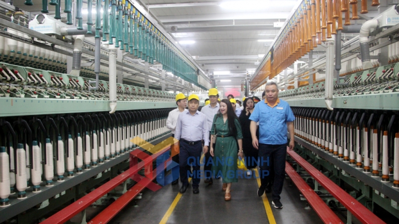 Đồng chí Vũ Đại Thắng, Ủy viên Trung ương Đảng, Bí thư Tỉnh ủy, kiểm tra hệ thống dây chuyền sản xuất dệt may tại KCN Hải Hà 11-2024). Ảnh: Mạnh Trường