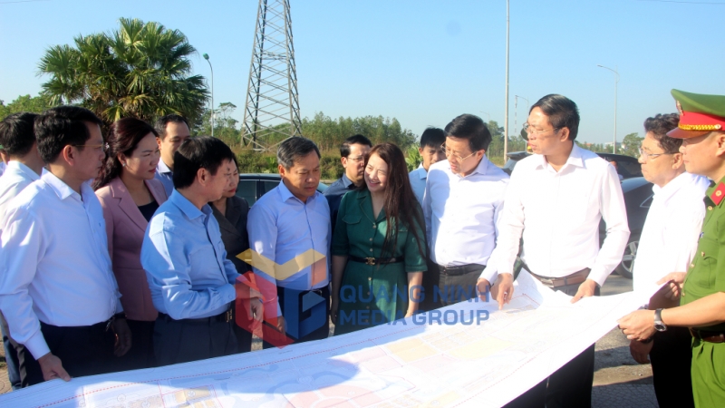 Đồng chí Vũ Đại Thắng, Ủy viên Trung ương Đảng, Bí thư Tỉnh ủy, nghe chủ đầu tư và chính quyền địa phương báo cáo công tác triển khai khu nhà ở xã hội tại KCN Hải Hà 11-2024). Ảnh: Mạnh Trường
