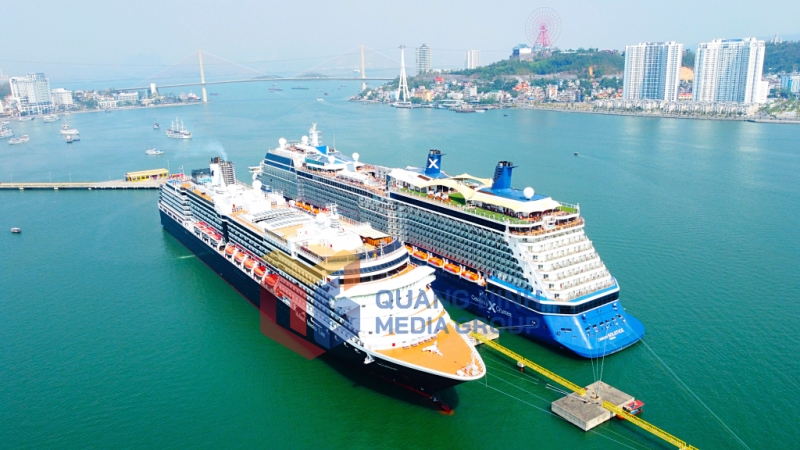 2024-11_2 siêu tàu biển quốc tế, tàu Noordam (quốc tịch Hà Lan) và tàu biển Celebrity Solstice (quốc tịch Malta) đưa hơn 4.700 khách quốc tế đến Hạ Long. Ảnh: Hoàng Quỳnh