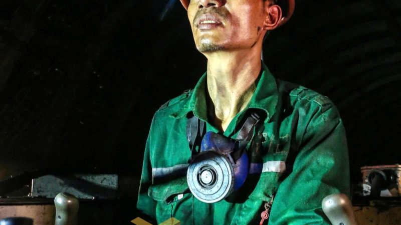 Thợ lò phân xưởng Đào lò 1 (Công ty Than Dương Huy) trong ca sản xuất. Ảnh: Công ty Than Dương Huy