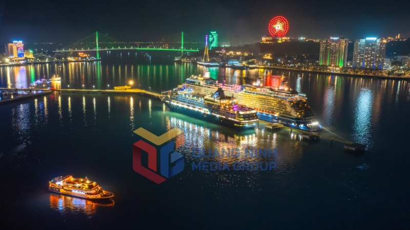 2023-12_Tàu Vasco Da Gama (quốc tịch Bồ Đào Nha) và Tàu Celebrity Solstice (quốc tịch Malta) đưa khách châu Âu, Mỹ đến Hạ Long. Ảnh: Minh Hà