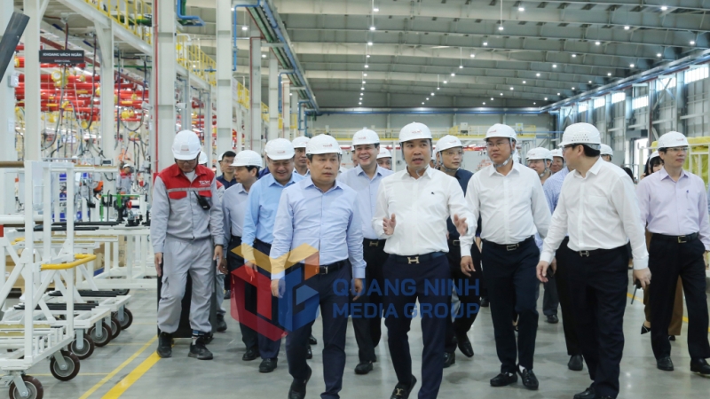 Đồng chí Vũ Đại Thắng, Ủy viên Trung ương Đảng, Bí thư Tỉnh ủy kiểm tra tiến độ dự án Nhà máy ô tô Thành Công Việt Hưng (11-2024). Ảnh: Thu Chung