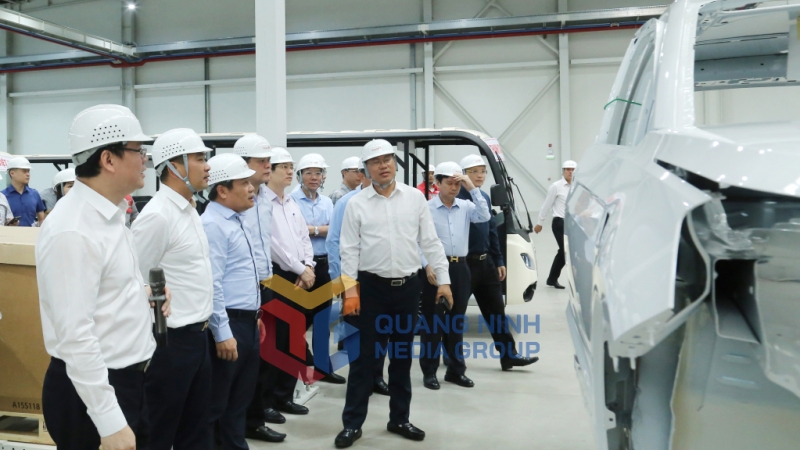 2024-11_Bí thư Tỉnh ủy Vũ Đại Thắng kiểm tra dự án Nhà máy ô tô Thành Công Việt Hưng - nghe chủ đầu tư giới thiệu về dây chuyền lắp ráp của nhà máy. Ảnh: Thu Chung