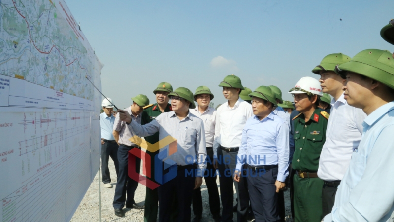 Đồng chí Vũ Đại Thắng, Ủy viên Trung ương Đảng, Bí thư Tỉnh ủy kiểm tra dự án đường ven sông kết nối từ đường cao tốc Hạ Long - Hải Phòng đến TP Đông Triều, đoạn đi qua địa bàn TP Đông Triều (11-2024). Ảnh: Thu Chung