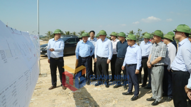 Đồng chí Bí thư Tỉnh ủy kiểm tra dự án đường ven sông đi qua địa bàn TP Uông Bí (11-2024). Ảnh: Thu Chung