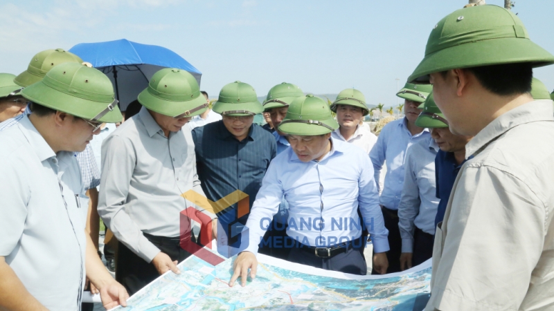 Đồng chí Bí thư Tỉnh ủy kiểm tra, khảo sát tình hình triển khai đường nối từ nút giao cầu Bến Rừng đến dự án đường ven sông đoạn từ đường tỉnh 338 đến TP Đông Triều (giai đoạn 1) (11-2024). Ảnh: Thu Chung