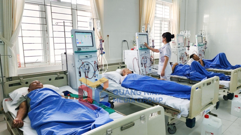 Người bệnh điều trị chạy thận nhân tạo tại Trung tâm Y tế TX Quảng Yên (11-2024). Ảnh: Nguyễn Hoa