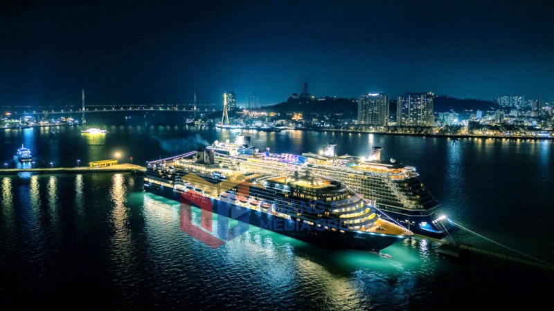 2024-11_2 siêu tàu biển quốc tế, tàu Noordam (quốc tịch Hà Lan) và tàu biển Celebrity Solstice (quốc tịch Malta) đưa hơn 4.700 khách quốc tế đến Hạ Long. Ảnh: Mạnh Trường