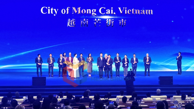 TP Móng Cái vinh dự nhận Giải thưởng “Đối tác ưu tú thành phố hữu nghị đối với Trung Quốc” (11-2024). Ảnh: Hữu Việt