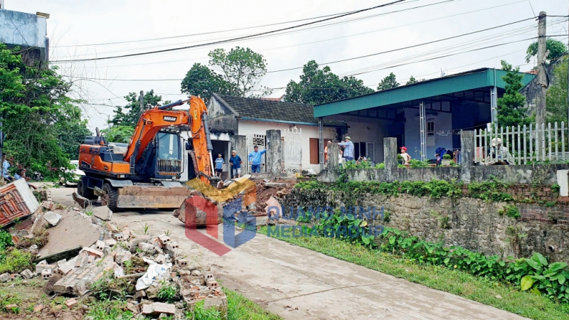 Nhiều hộ dân xã Đường Hoa (huyện Hải Hà) tự nguyện hiến đất, tài sản trên đất để làm đường giao thông (11-2024). Ảnh: Vân Anh