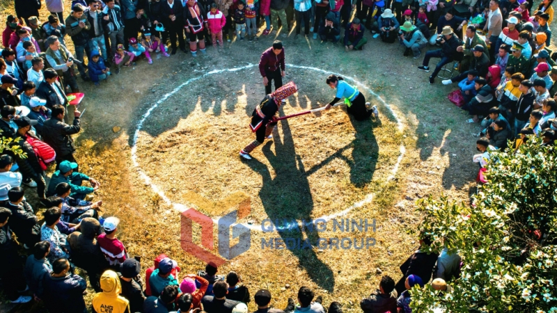 Thi đẩy gậy trong lễ hội hoa sở huyện Bình Liêu. Ảnh: Vũ Văn Thành