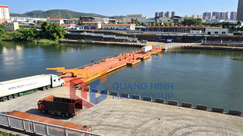 Hoạt động xuất khẩu hàng hóa tại Lối mở Km3+4 Hải Yên (TP Móng Cái). Ảnh: Thành Trung
