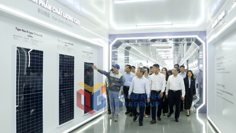 Đồng chí Bí thư Tỉnh ủy tham quan nhà máy Jinko Solar tại KCN Sông Khoai (12-2024). Ảnh: Thu Chung
