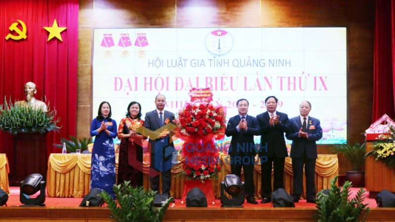 Đồng chí Đặng Xuân Phương, Phó Bí thư Tỉnh ủy, Trưởng Đoàn ĐBQH tỉnh tặng hoa chúc mừng Đại hội (12-2024). Ảnh: Nguyễn Thanh