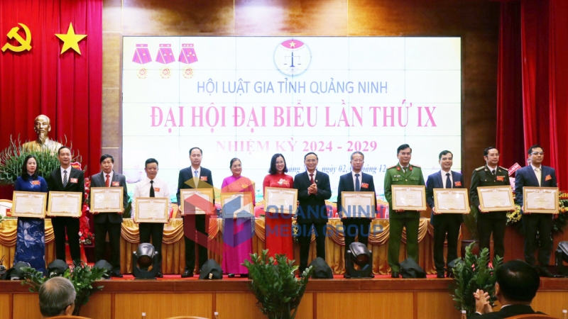 Đồng chí Nguyễn Văn Quyền, Chủ tịch Hội Luật gia Việt Nam tặng bằng khen của Hội cho các tập thể có thành tích xuất sắc trong nhiệm kỳ 2019-2024 (12-2024). Ảnh: Nguyễn Thanh