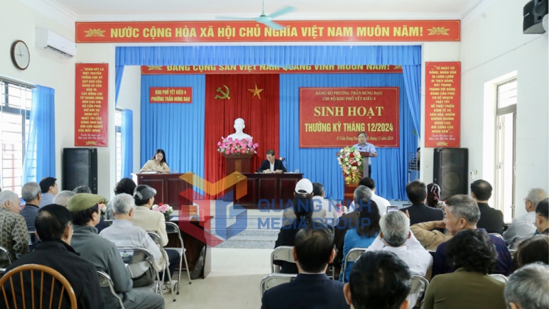 Quang cảnh buổi sinh hoạt thường kỳ của Chi bộ khu Yết Kiêu 4, phường Trần Hưng Đạo, TP Hạ Long.
