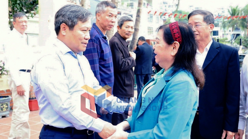 Đồng chí Bí thư Tỉnh ủy trò chuyện với đảng viên Chi bộ khu Yết Kiêu 4 (12-2024). Ảnh: 